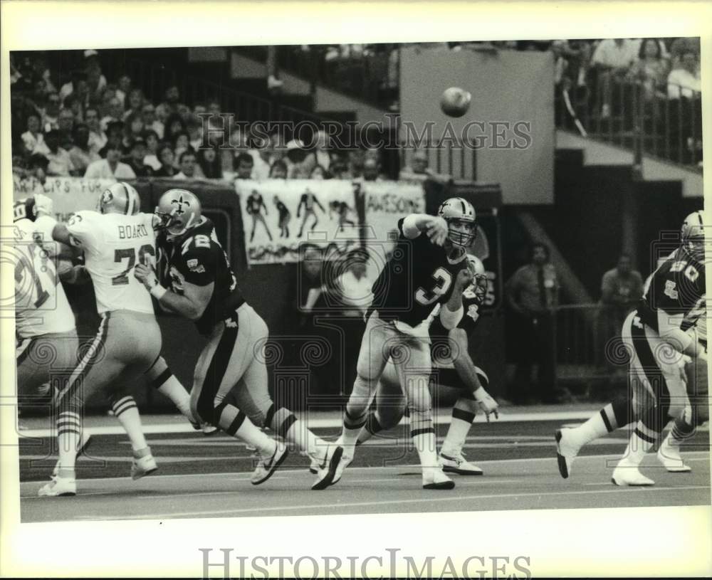 1988 Press Photo New Orleans Saints football player Bobby Hebert vs. 49ers- Historic Images