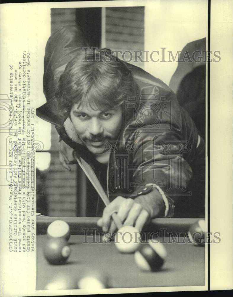 1975 Press Photo South Carolina college football player Jeff Grantz plays pool- Historic Images