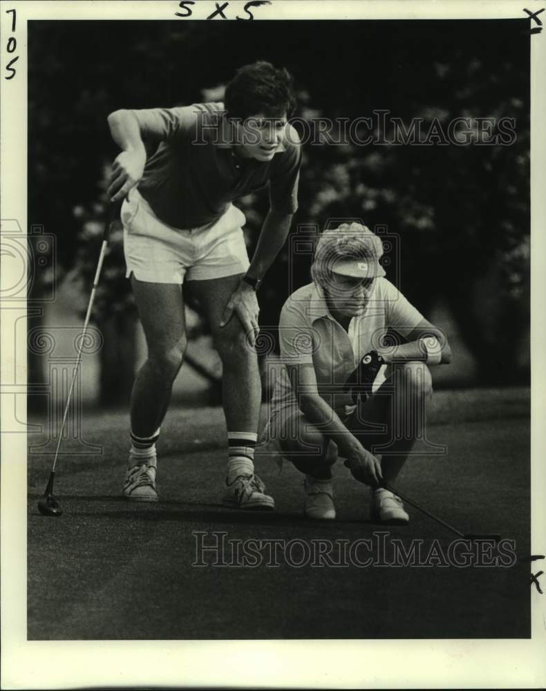 1982 Press Photo Golf - Martha Harlan Eyes Putt with Another Player - nos15976- Historic Images