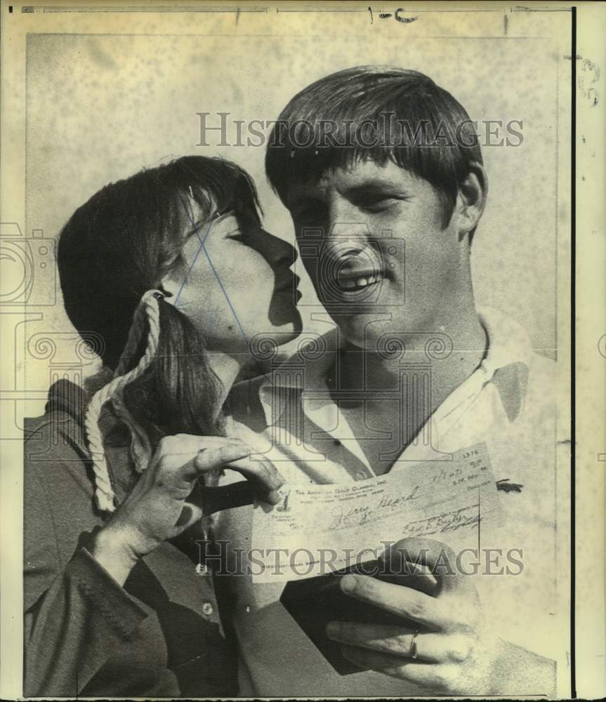 1971 Press Photo Golfer Jerry Heard and partner hold a winner's check ...