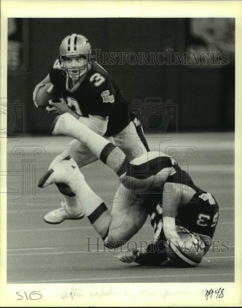 1989 Press Photo New Orleans Saints football player Bobby Hebert with ball- Historic Images