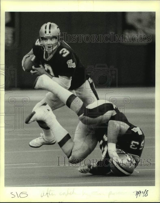 1989 Press Photo New Orleans Saints football player Bobby Hebert with ball- Historic Images