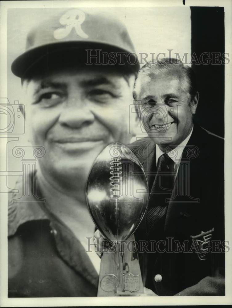 1970 Press Photo NBC Sports announcer Curt Gowdy with Vince Lombardi Trophy- Historic Images