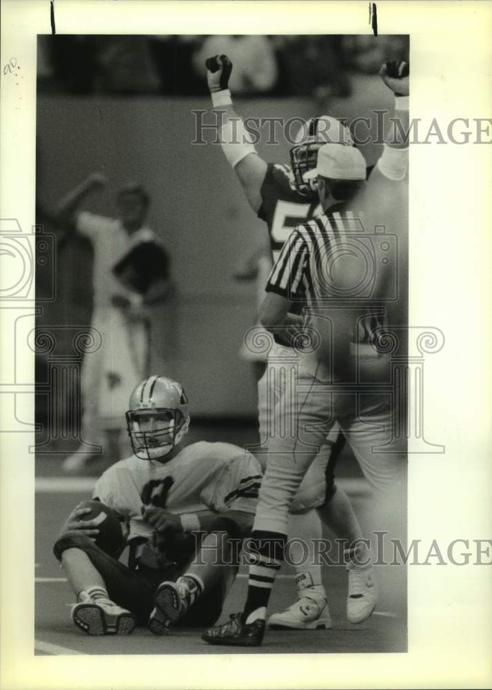 Load image into Gallery viewer, 1989 Press Photo Rice football player Donald Hollas after a sack by Jay Rink
