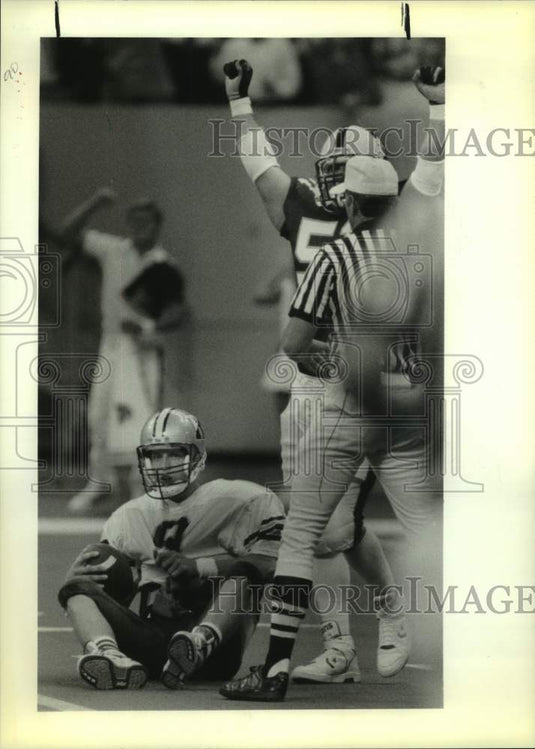 1989 Press Photo Rice football player Donald Hollas after a sack by Jay Rink