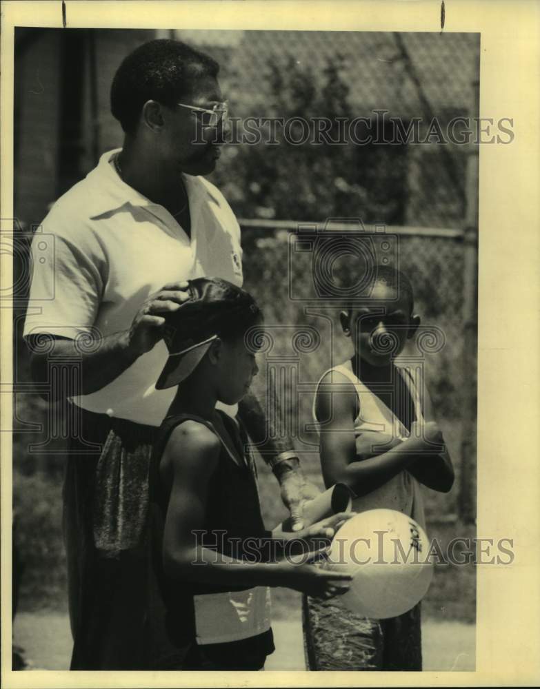 1990 Press Photo Former Denver Broncos football player Rich Jackson and students- Historic Images