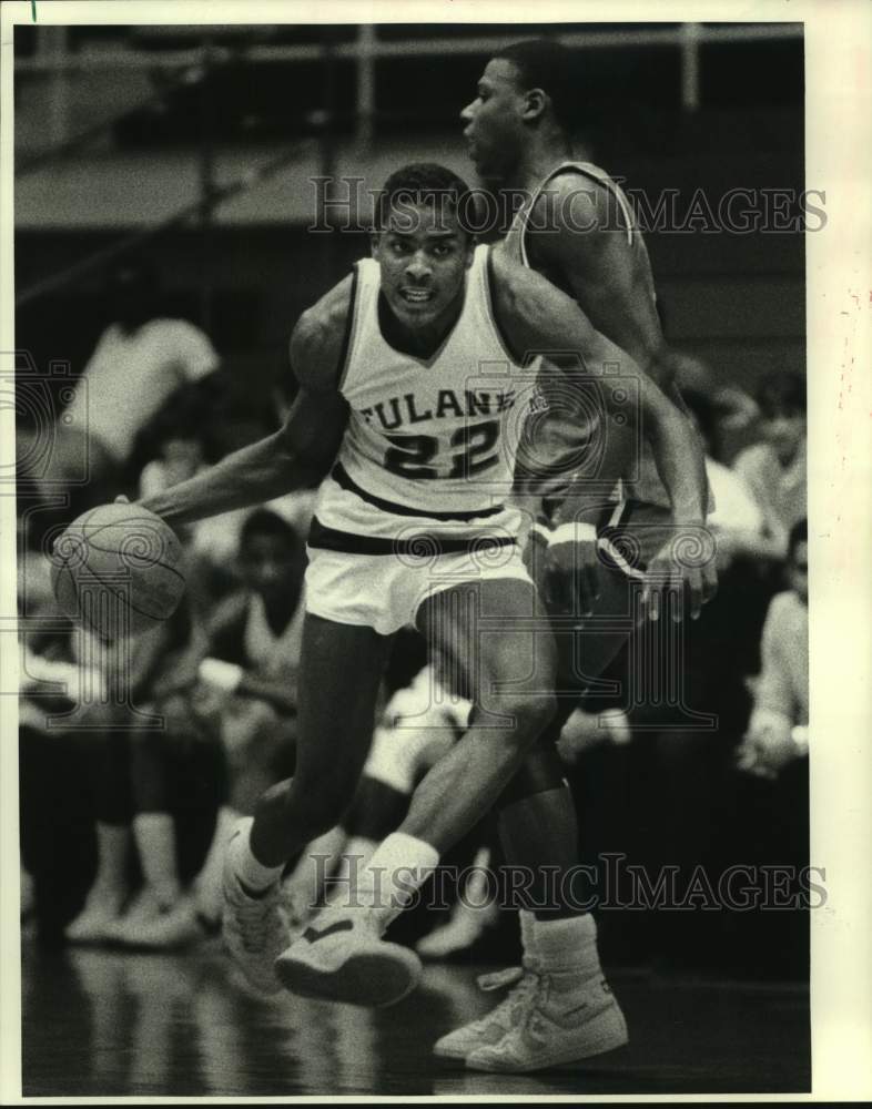 1984 Press Photo Basketball- Tulane&#39;s Elden Irvin &amp; A&amp;M&#39;s Leonard King in Action- Historic Images