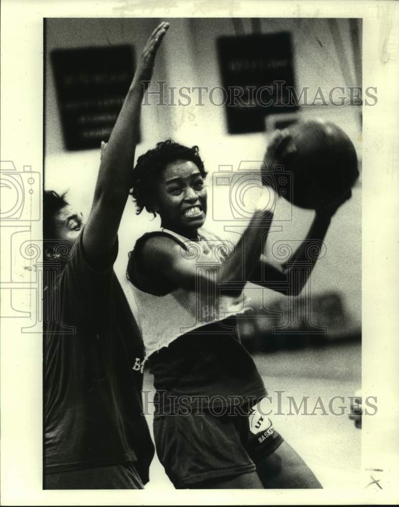 1983 Press Photo Basketball - Sandra Hodge of University of New Orleans in Actio- Historic Images