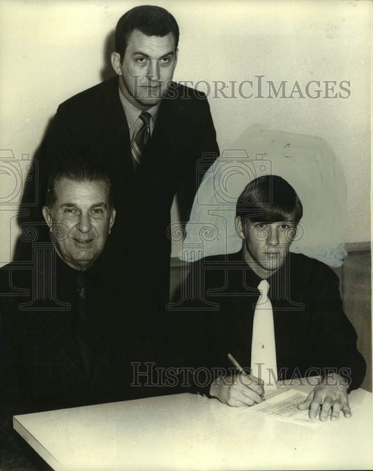 1970 Press Photo Ole Miss college football signee Bobby Hill and coaches- Historic Images
