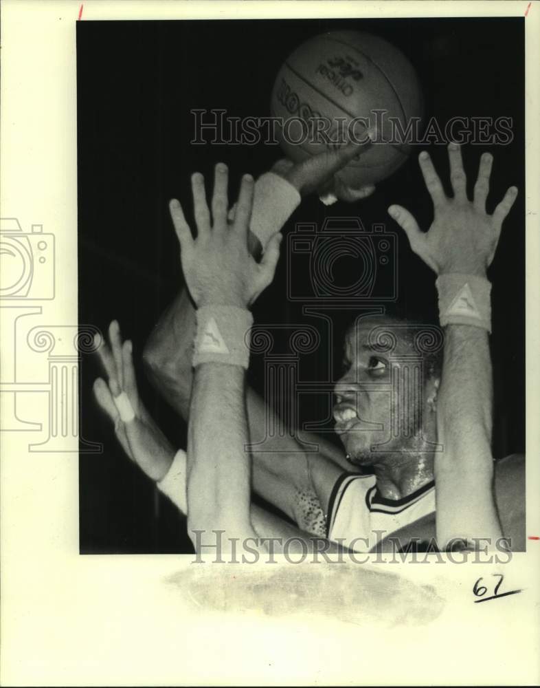 1983 Press Photo Xavier college basketball player Frank Joshua - nos16598- Historic Images