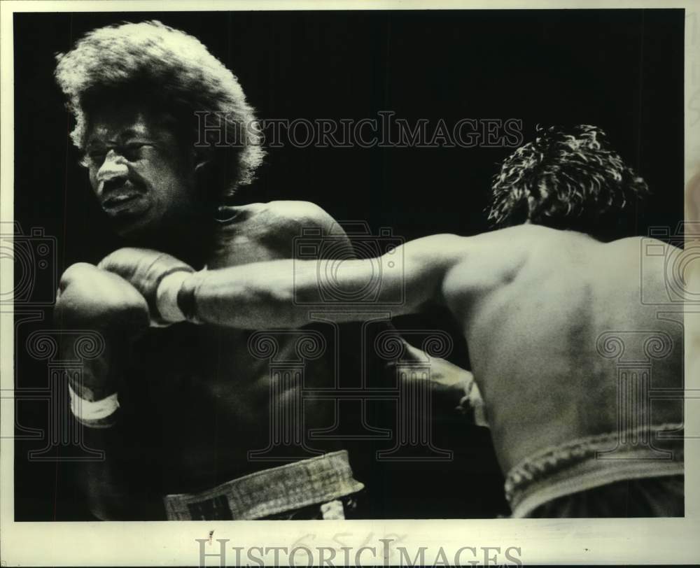 1983 Press Photo Boxers Joe Louis Goodman and Harry Harris during a bout- Historic Images