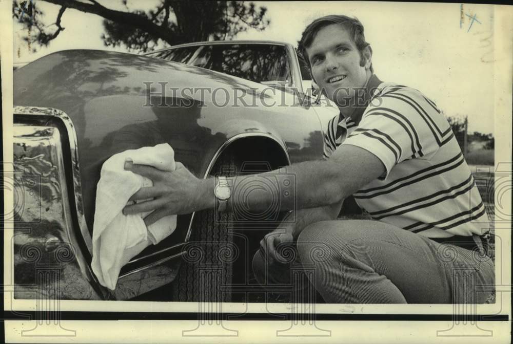 1971 Press Photo Miami Dolphin Bob Griese Waxing a Car - nos16680- Historic Images