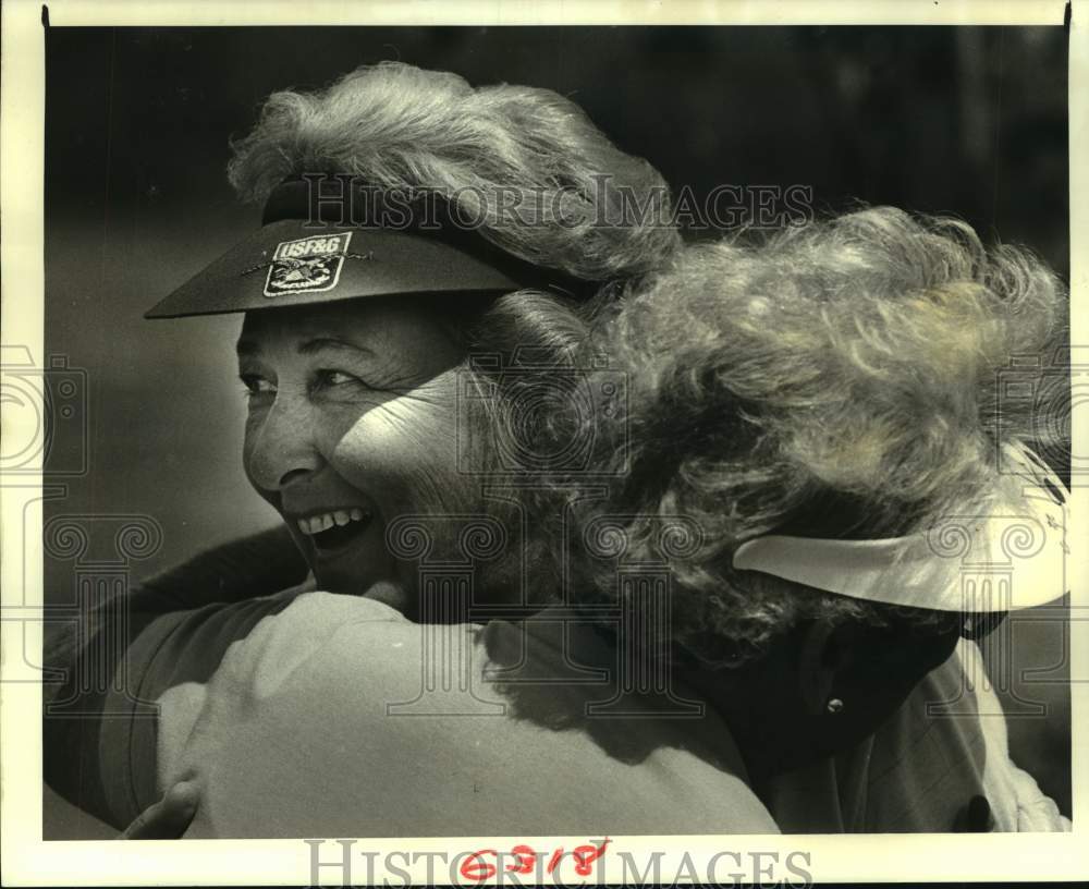 1987 Press Photo Golfer Martha Harlan &amp; friend after a victory at Bayou Barriere- Historic Images