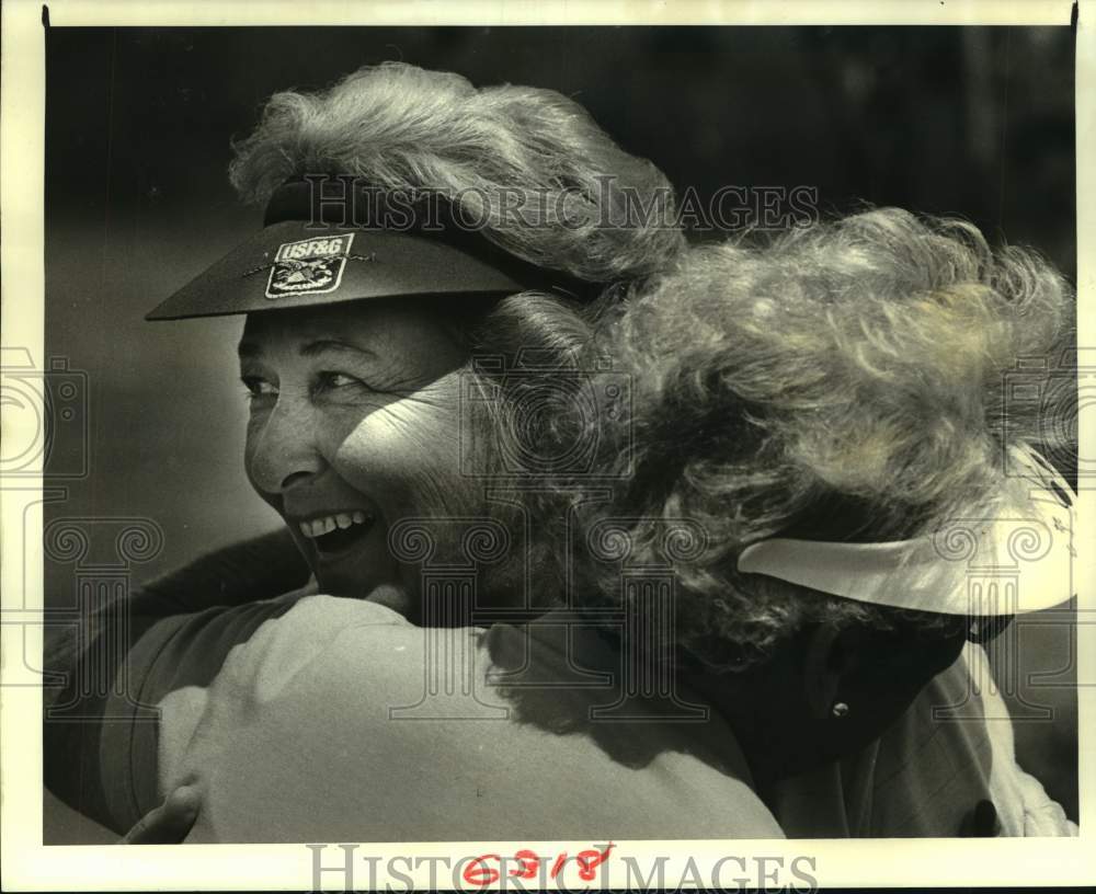 1987 Press Photo Golfer Martha Harlan & friend after a victory at Bayou Barriere- Historic Images