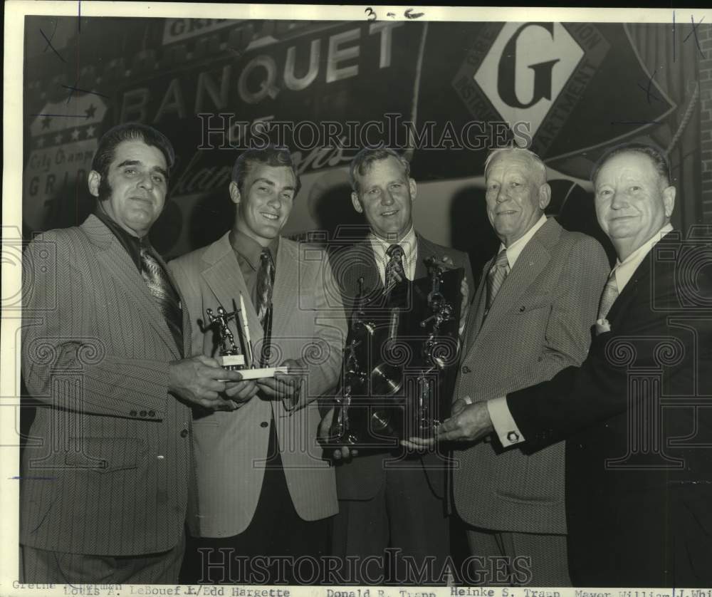 1972 Press Photo Gretna officials with Saints football player Ed Hargett- Historic Images