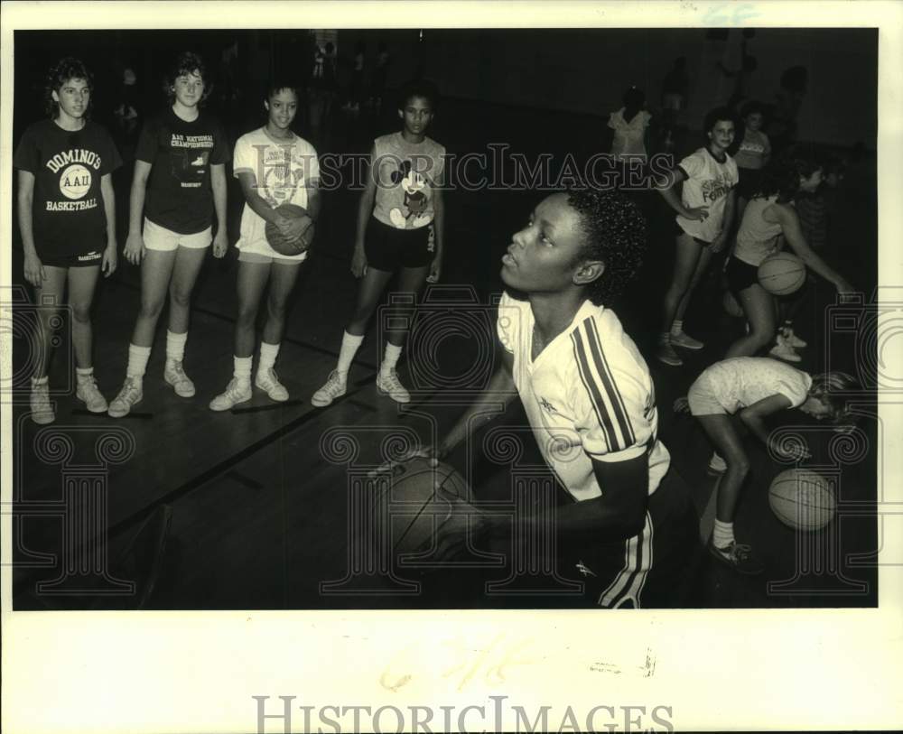 1984 Press Photo Sandra Hodge conducts basketball clinic at Seton Academy- Historic Images