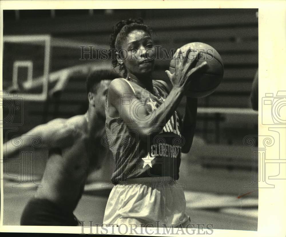 1987 Press Photo Basketball player Sandra Hodge during a pickup game at Tulane- Historic Images