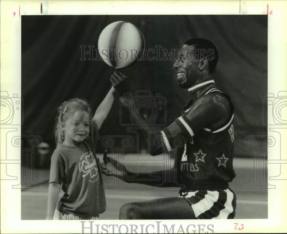 1990 Press Photo Globetrotters basketball player Billy Ray Hobley, Sherri Mayer- Historic Images