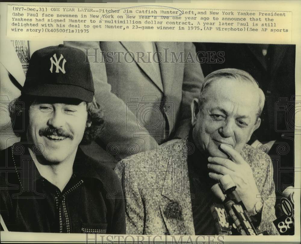 1974 Press Photo New York Yankees baseball player Jim Hunter and Gabe Paul- Historic Images