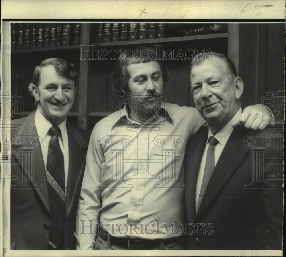 1974 Press Photo Baseball player Catfish Hunter with California Angels officials- Historic Images