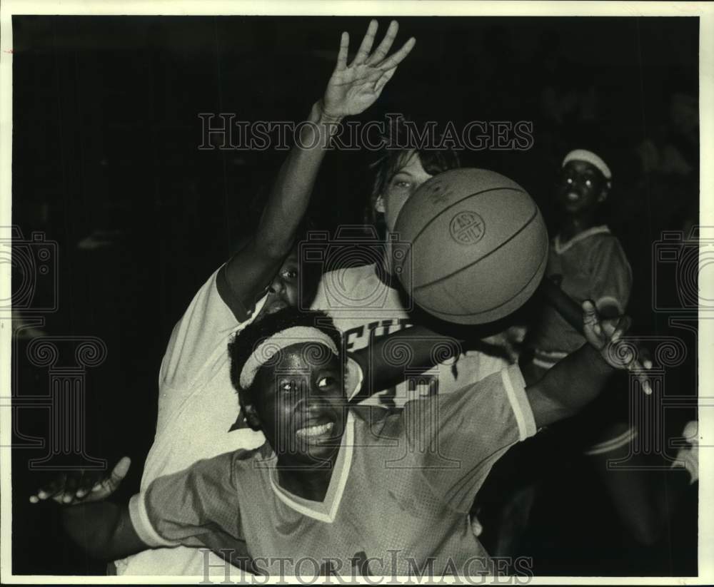 1985 Press Photo Carver and Ehret play girls high school basketball - nos17018- Historic Images