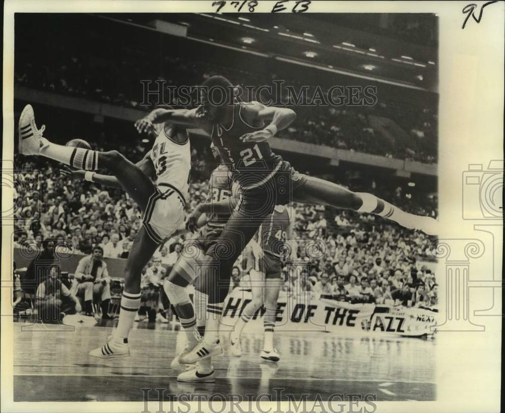 1976 Press Photo Portland Trail Blazers and New Orleans Jazz play NBA basketball- Historic Images