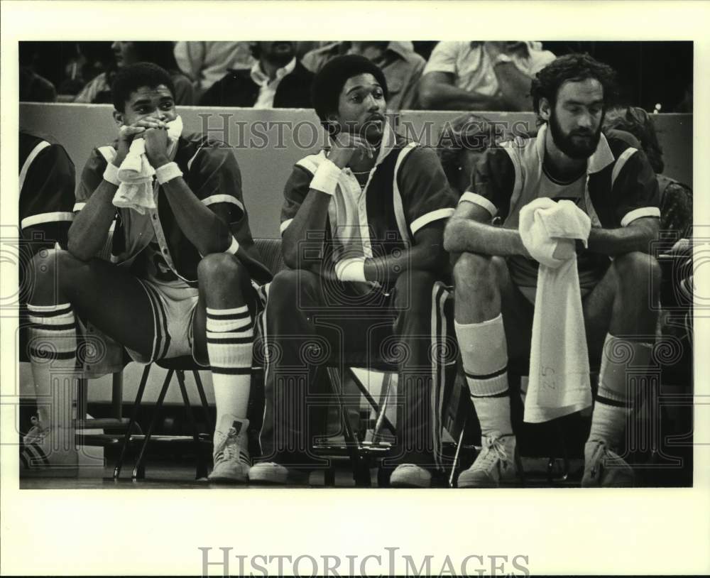 1978 Press Photo New Orleans Jazz basketball player Aaron James and teammates- Historic Images