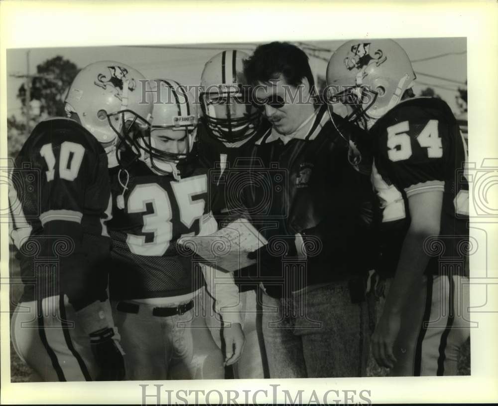 1990 Press Photo Kenner High School football players and coach at practice- Historic Images