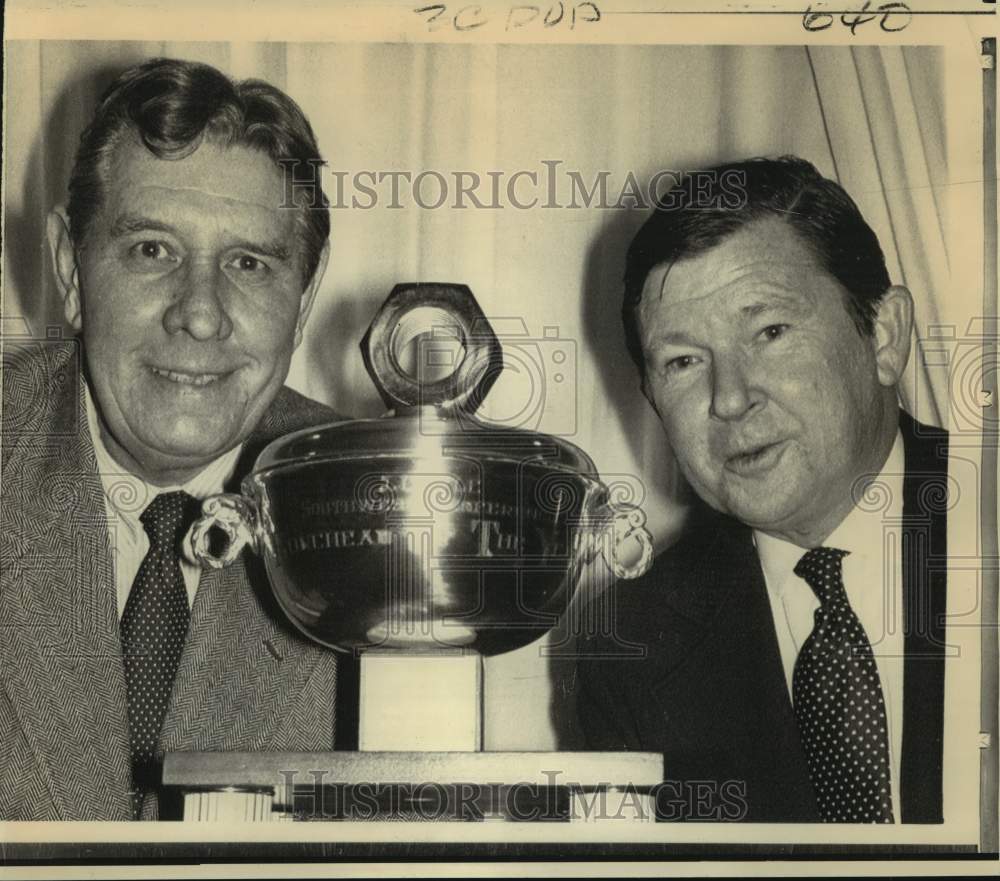 1973 Press Photo Auburn football Ralph &quot;Shug&quot; Jordan with Sen. John Tower- Historic Images