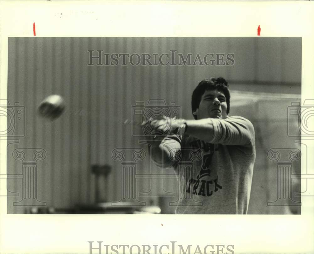 1985 Press Photo Tulane hammer thrower Mike Horn in action - nos17259- Historic Images