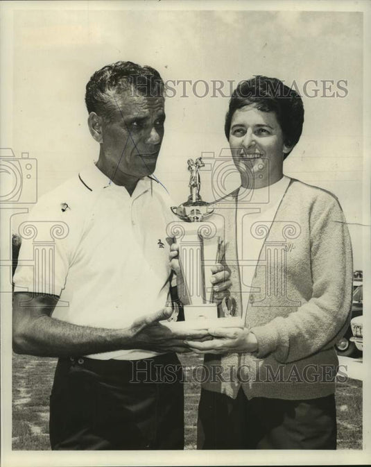 1967 Press Photo Champion golfer Joan Hartmann - nos17378- Historic Images