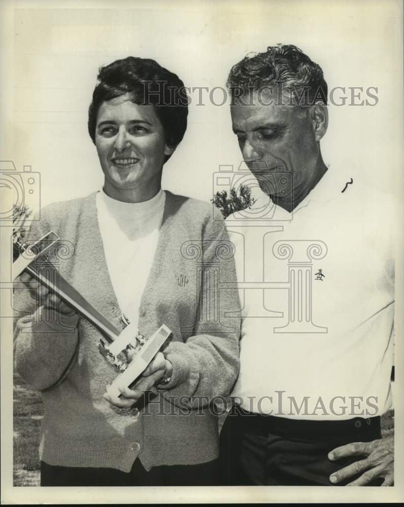 1967 Press Photo Golfer Joan Hartmann with trophy - nos17379- Historic Images