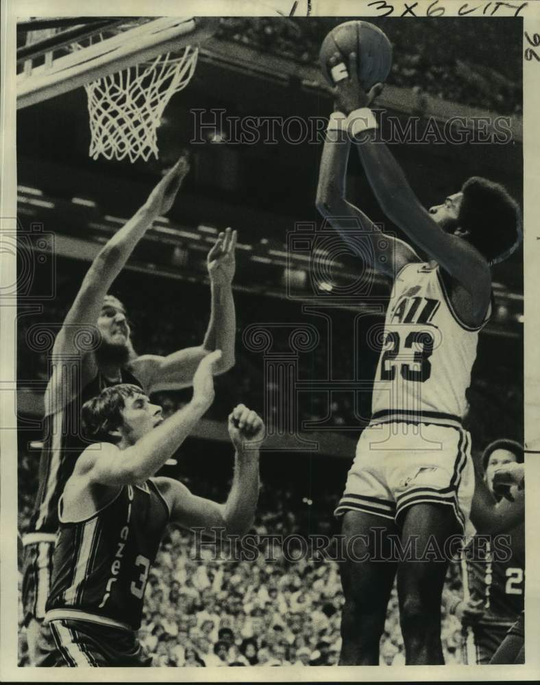 1975 Press Photo New Orleans Jazz basketballl player Aaron James vs. Portland- Historic Images