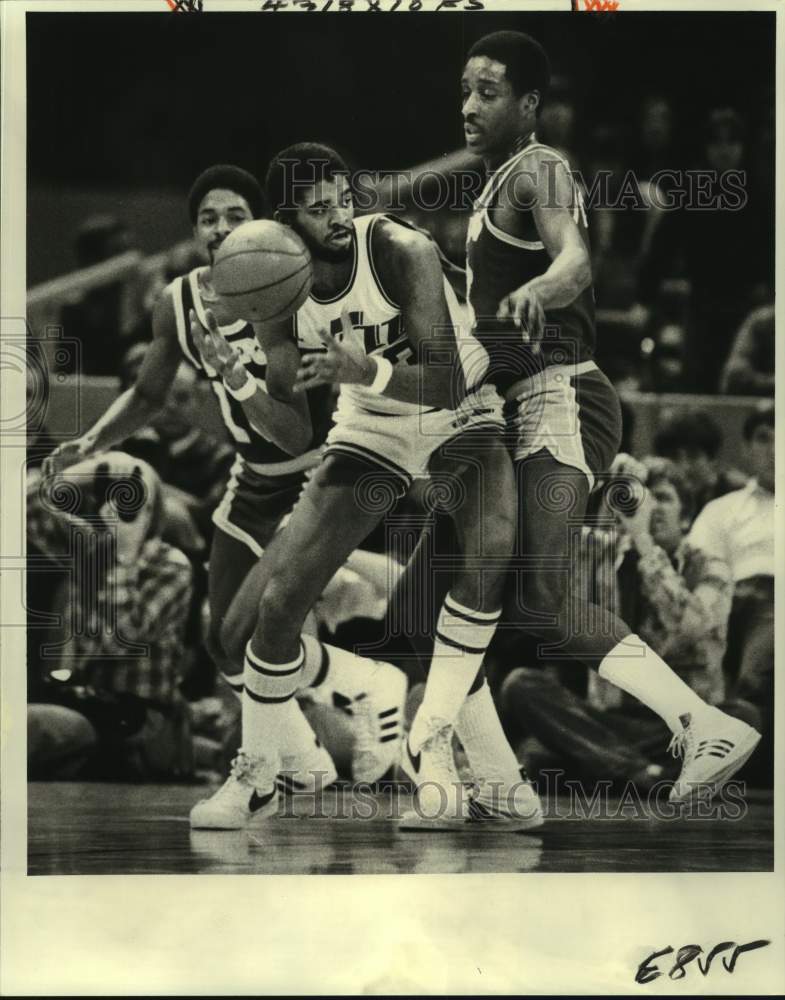 1979 Press Photo New Orleans Jazz basketball player Aaron James vs. Cleveland- Historic Images