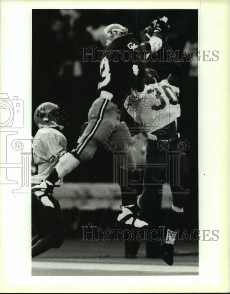 Press Photo Football players in action - nos17574- Historic Images