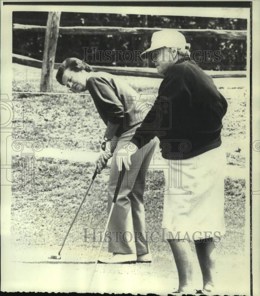 1972 Press Photo Golf - Patty Berg &amp; Peggy Kirk in Women&#39;s Titleholders Tourney- Historic Images