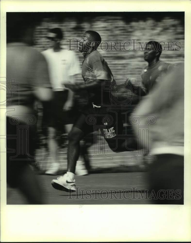 1995 Press Photo Football - Tulane Quarterback Shaun King Runs at Practice- Historic Images