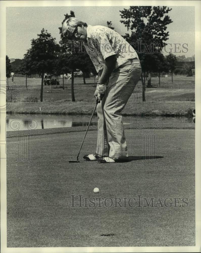 1972 Press Photo Golf - Larry Griffin Lines Up Putt - nos17671- Historic Images