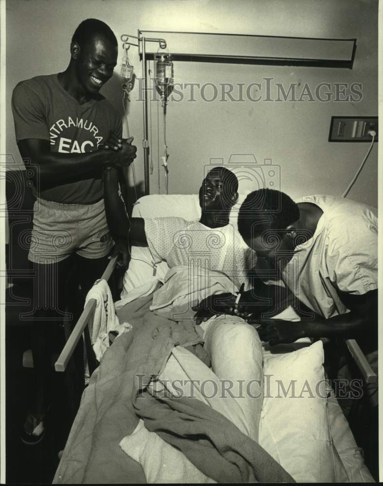 1991 Press Photo Injured Tulane football player Robert Griffin and teammates- Historic Images