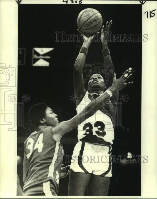 1980 Press Photo Pride basketball player Bertha Hardy, Alfreda Abernathy- Historic Images