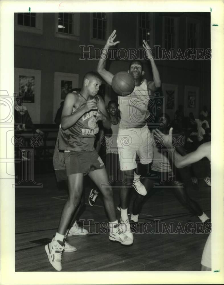 1989 Press Photo Landry and Kennedy play summer league basketball - nos17807- Historic Images