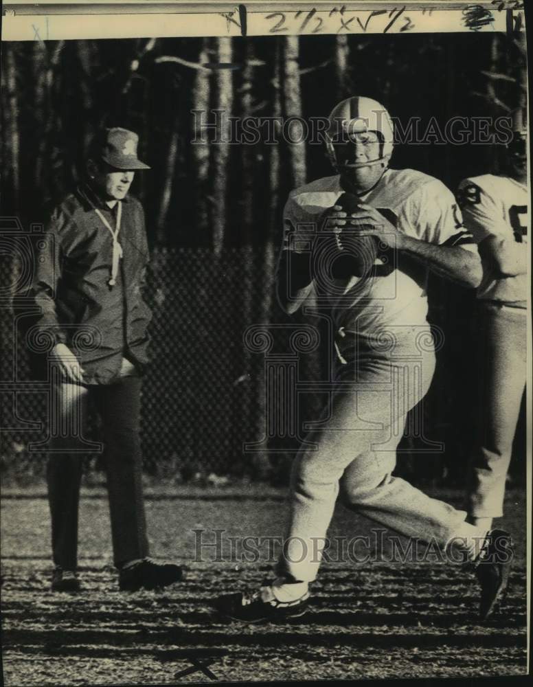 1971 Press Photo A football player in action - nos17865- Historic Images