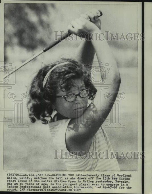 1967 Press Photo Golfer Beverly Klass, 10, plays the Dallas Civitan Open- Historic Images