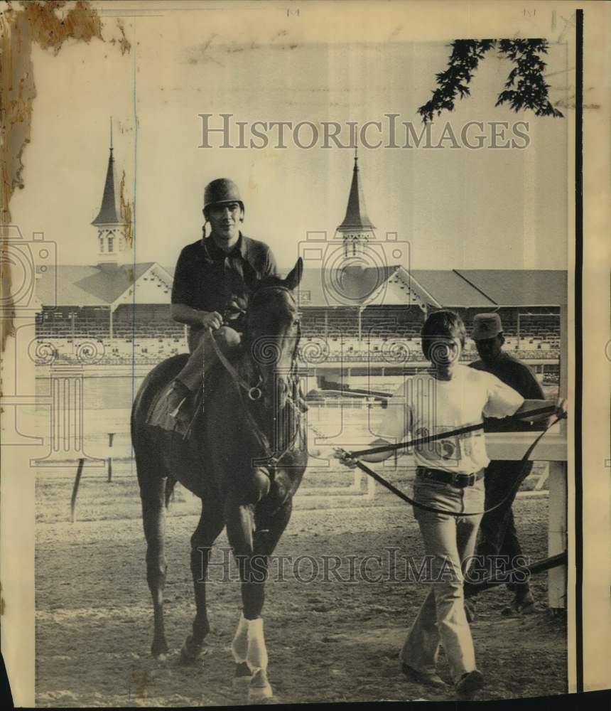 1974 Press Photo Kentucky Derbyhorse Agitate with Billy Marckus and Jim Jiminez- Historic Images