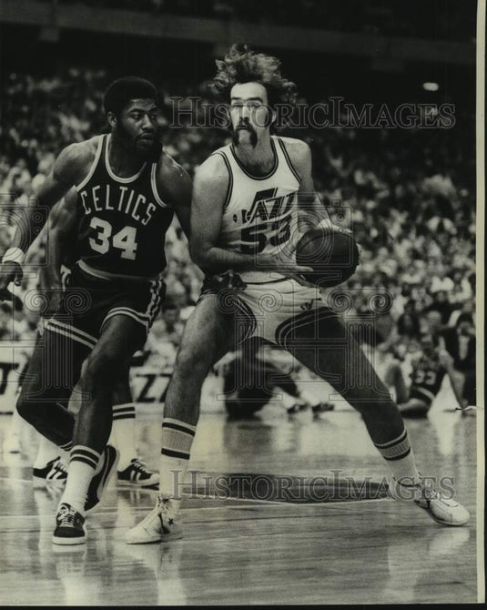 1977 Press Photo New Orleans Jazz basketball player Rich Kelley vs. Celtics- Historic Images