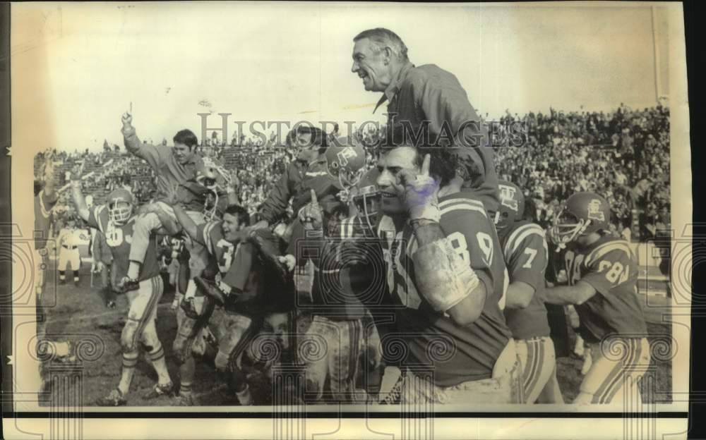 1973 Press Photo Louisiana Tech coach Maxie Lambright and players after victory- Historic Images