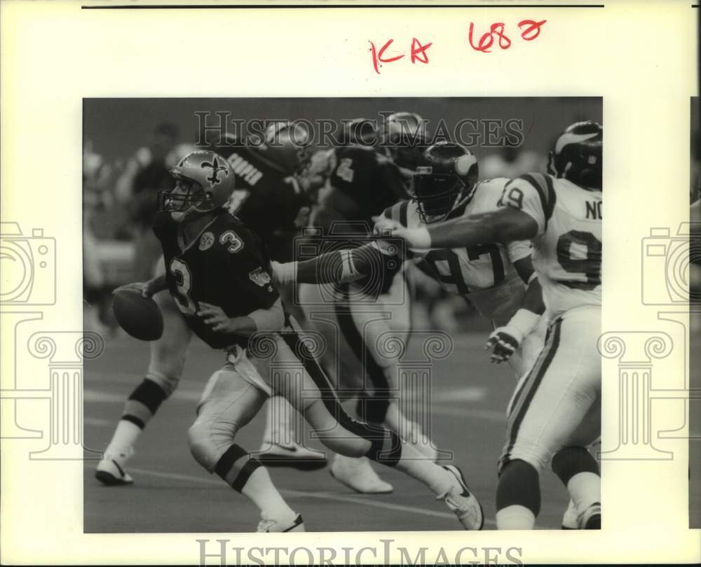 1991 Press Photo New Orleans Saints Bobby Hebert Tries To Avoid Take Down- Historic Images