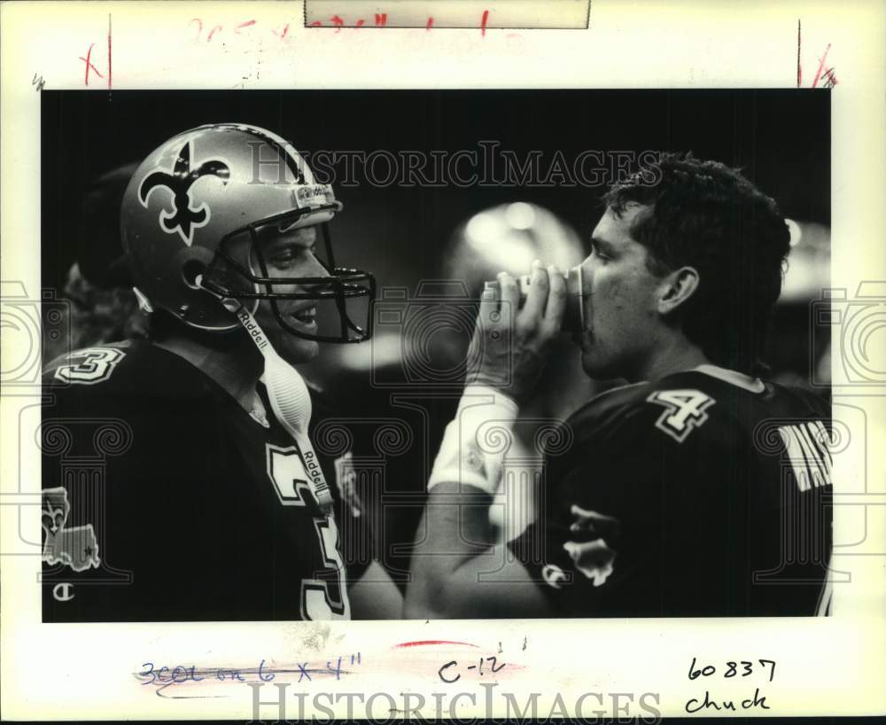 1991 Press Photo New Orleans Saints Bobby Hebert Talks to Steve Walsh at Game- Historic Images