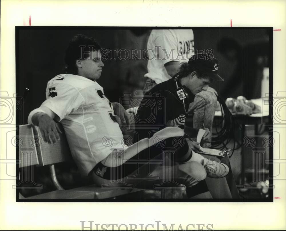 1991 Press Photo New Orleans Saints Quarterback Bobby Hebert Sits on Bench- Historic Images