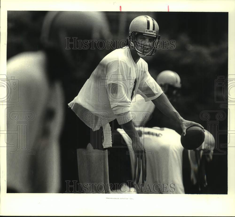 1987 Press Photo New Orleans Saints Quarterback Bobby Hebert Holds Football- Historic Images